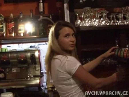 Chłopak pieprzył cycatą barmankę na zapleczu (WIDEO)