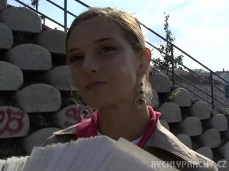 Czeska młoda piękność zgodziła się ssać i ruchać za pieniądze (WIDEO)