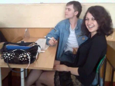 Studentka masturbuje członka kolegi z klasy podczas wykładu (WIDEO)