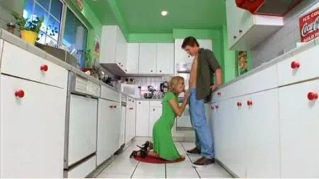 Zerżnął matkę swojej dziewczyny w dupę w kuchni (WIDEO)