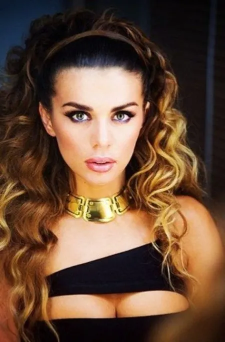 Piosenkarka Anna Siedokowa pokazała majtki pod spódnicą (WIDEO)