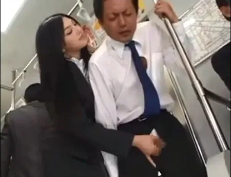 Kobieta masturbuje członka nieznajomego w pociągu na oczach wszystkich (WIDEO)