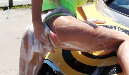 Całkowicie naga Topless DJ Aurika masturbuje swoją pochwę (WIDEO)