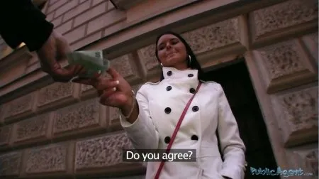 Młoda brunetka ssie kutasa za pieniądze (WIDEO)