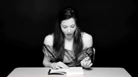 Czytanie książki z wibratorem w cipce lub literatura histeryczna (WIDEO)