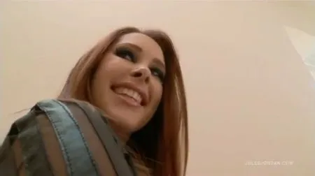 Sportowa rudowłosa dziewczyna zostaje zerżnięta w dupę (WIDEO)