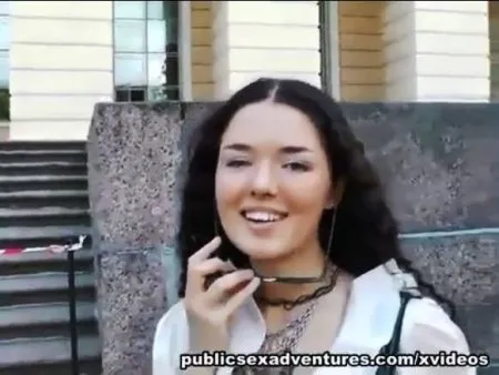 W miejskim parku studentka zostaje wyruchana na trawniku (WIDEO)