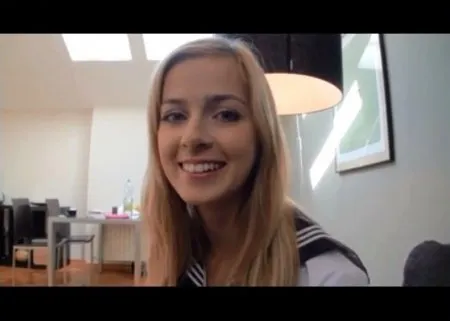 Śliczna uczennica Abigaile Johnson z wibratorem i na kutasie (WIDEO)