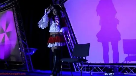 Oryginalny striptiz Królowej Piratów (WIDEO)