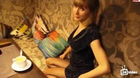 Żona ssie kutasa męża w zatłoczonej kawiarni (WIDEO)