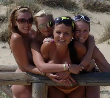 Dziewczyny opalają się nago na zamorskiej plaży (ZDJĘCIA)