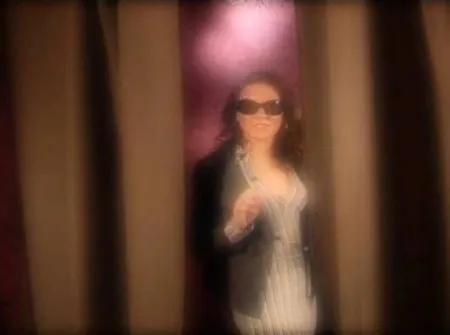 Ona powoli zdejmuje podarowaną bieliznę (WIDEO)