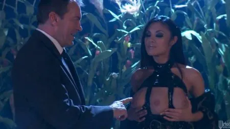 Azjatka z trzema sutkami wchodzi na kutasa (HD WIDEO)