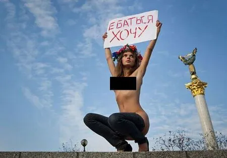 Aktywistka Femen zdejmuje bieliznę na oczach wszystkich (ZDJĘCIA)