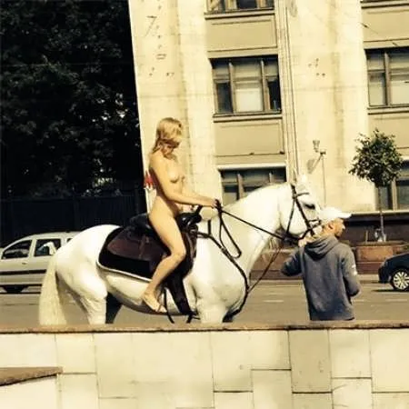 Naga kolarka Aleksandra Bortich w miejscu publicznym (WIDEO)