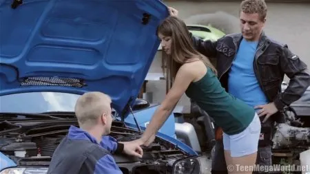 Ślusarze ze stacji obsługi pieprzą właścicielkę samochodu (HD VIDEO)