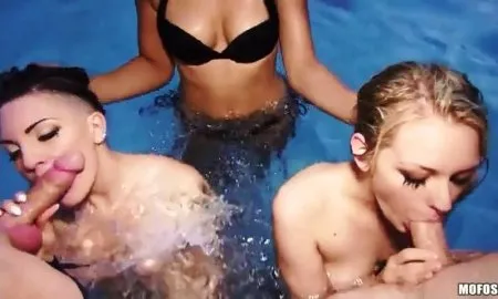 Studencka orgia w basenie trwała do późna (HD WIDEO)
