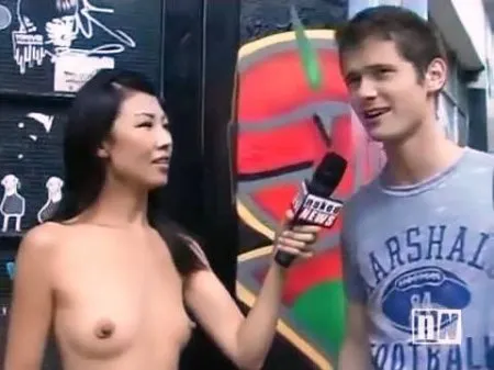 Dziennikarze telewizyjni opowiadają i pokazują to co intymne (WIDEO)