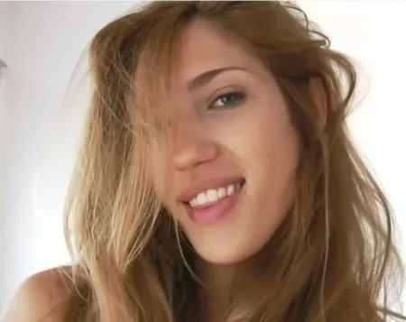 Oglądaj ona pokaże swoją bieliznę (WIDEO)