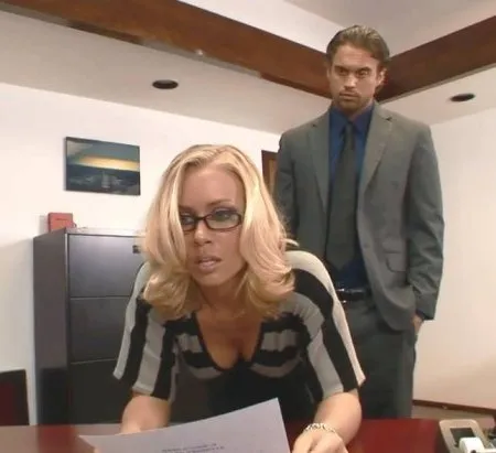 Szef spoliczkował głupią sekretarkę (HD WIDEO)