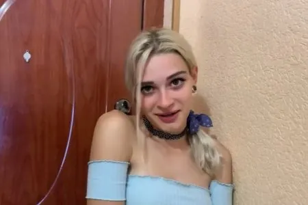 Szybko przeleciał sąsiada w dupę, gdy jego żony nie było w domu (WIDEO)