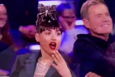 Gra na flecie z pochwy na pokazie talentów (HD WIDEO)