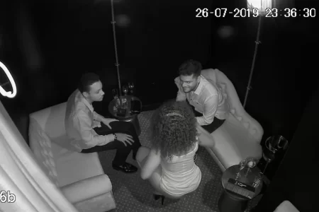 Prywatny taniec striptizerki z kamer monitoringu (VIDEO)